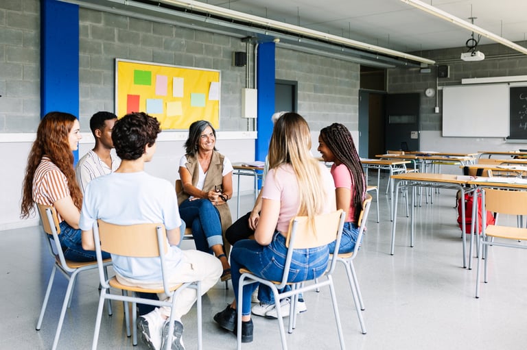 Estudiantes y educadora en sesión de aprendizaje inclusivo