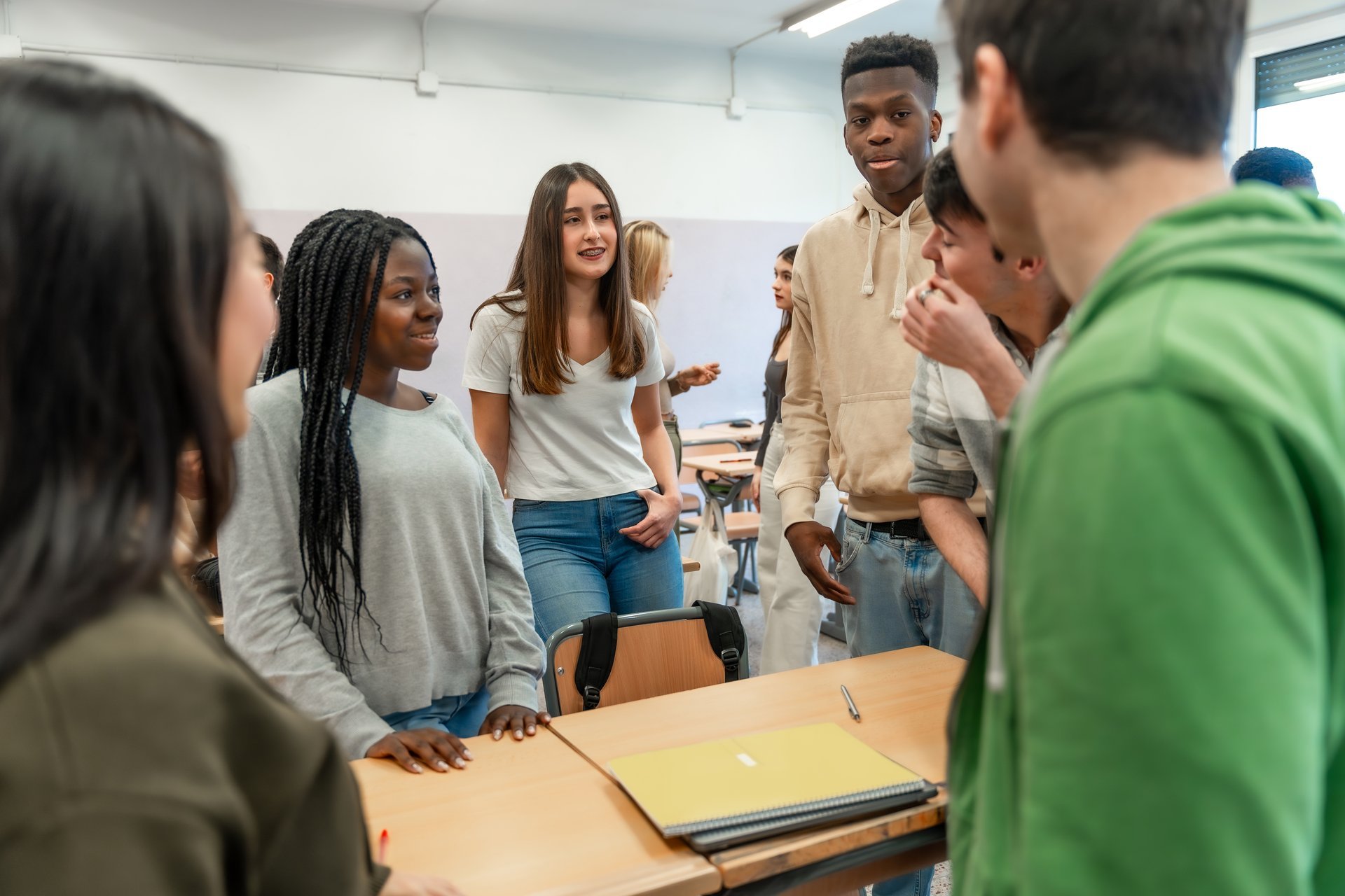 Grupo diverso de estudiantes trabajando juntos